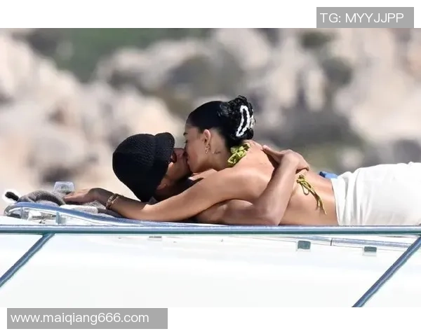 足球明星与女友海边度假甜蜜瞬间尽显浪漫气息与幸福生活 足球明星与女友海边度假甜蜜瞬间尽显浪漫气息与幸福生活