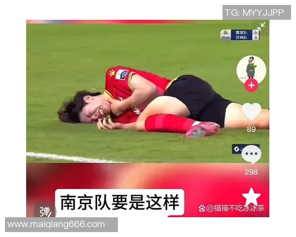足球明星锁喉事件引发热议照片曝光引发球迷关注与讨论 足球明星锁喉事件引发热议照片曝光引发球迷关注与讨论